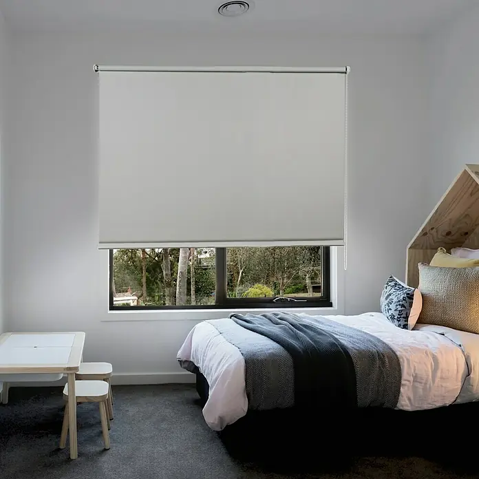 Estor enrollable Clip&Fix Opaco - An x Al: 60 x 180 cm, Marfil - Elegante habitación infantil con un estor enrollable gris que bloquea la luz en la ventana para un ambiente tranquilo. El estor ofrece privacidad y protección solar.