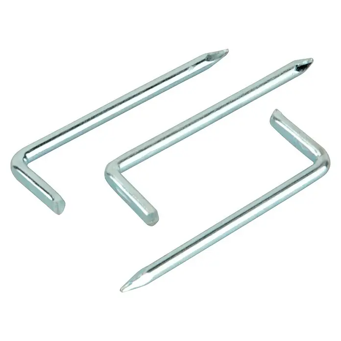 Voltomat Hakennägel - Ø x L: 3 x 50 mm, Stahl, Galvanisch verzinkt, 100 Stk. - Nahaufnahme von drei neuen, silbernen Heringen mit Haken zum Befestigen von Gegenständen im Freien oder zum Basteln.