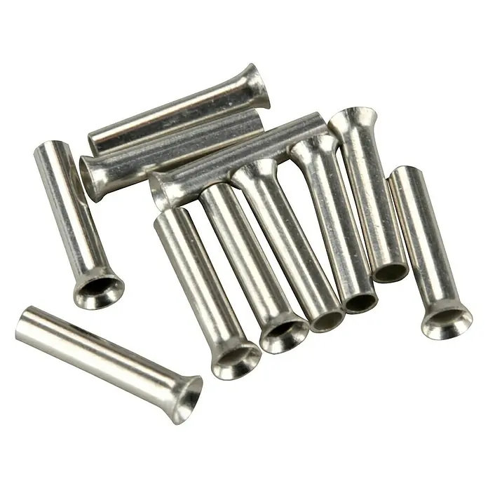 BAUHAUS Aderendhülse - 0,75 mm² x 8 mm, 100 Stk. - Nahaufnahme von einer Sammlung von metallischen Aderendhülsen auf schwarzem Hintergrund. Diese Hülsen sind für elektrische Verbindungen.