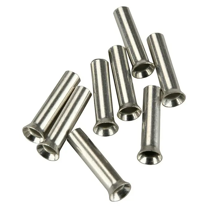 BAUHAUS Aderendhülse - 1 mm² x 8 mm, 100 Stk. - Nahaufnahme von acht silberfarbenen Aderendhülsen, die auf einer schwarzen Oberfläche verstreut sind. Sie sind zylindrisch mit aufgeweiteten Enden.