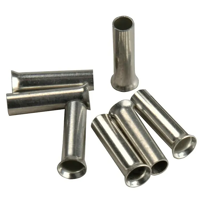 BAUHAUS Aderendhülse - 1,5 mm² x 8 mm, 100 Stk. - Eine Nahaufnahme von einer Gruppe von Hülsen, die für elektrische Verbindungen verwendet werden und auf einer schwarzen Oberfläche liegen.