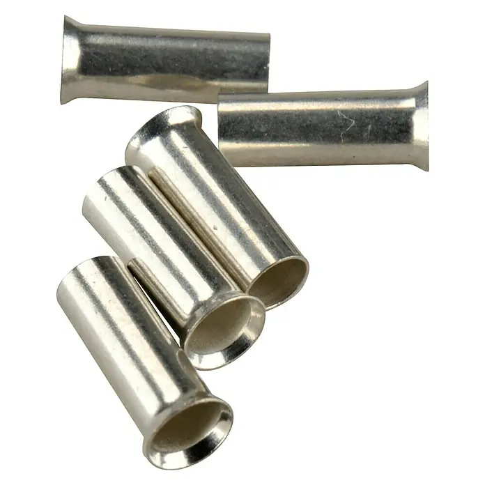 BAUHAUS Aderendhülse - 4 mm² x 8 mm, 50 Stk. - Nahaufnahme von vier Metallkabelschuhen mit trompetenförmigen Eingängen auf schwarzem Hintergrund.