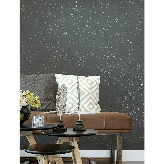 swingcolor effects Farbeffektputz Funkelnde Wohnraumfarbe mit Glitzer-Effekt - Shadow, Glitzernd, 2,5 l - Elegante graue Wand mit zarten weißen Punkten als Hintergrund für ein stilvolles Interieur mit dekorativen Kissen und Beistelltischen.