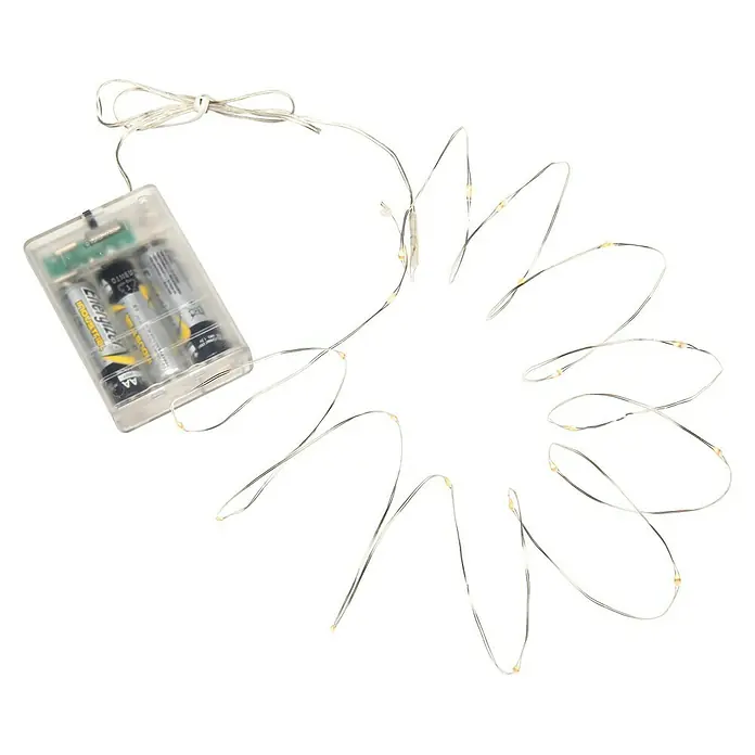 Konstsmide LED-Lichterkette Micro LED - Innen, Lichtfarbe: Bernstein, Anzahl Leuchtmittel: 40 Stk., Batteriebetrieben, 3,9 m, Silber - Bild einer Lichterkette mit durchsichtiger Batteriebox und Energizer-Batterien auf schwarzem Hintergrund.