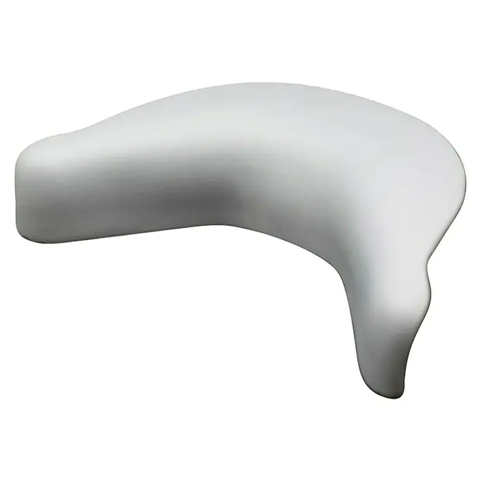 Camargue Kopfkissen - L x B x H: 23 x 33 x 7 cm, Kunststoff, Hellgrau - Nahaufnahme eines Hörgeräts in neutralem Weiß, das auf Technologie und Innovation im Bereich der Hörhilfen hinweist.