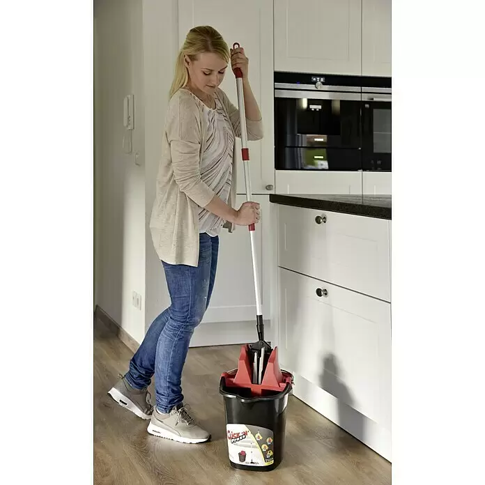 Sprintus Bodenwisch-Set Click N Press + Staubmop - 12 l, 5 -tlg., Materialzusammensetzung Bezug: 80 % Mikrofaser, 20 % weiche Abrasivborsten - Anwendungsbeispiel