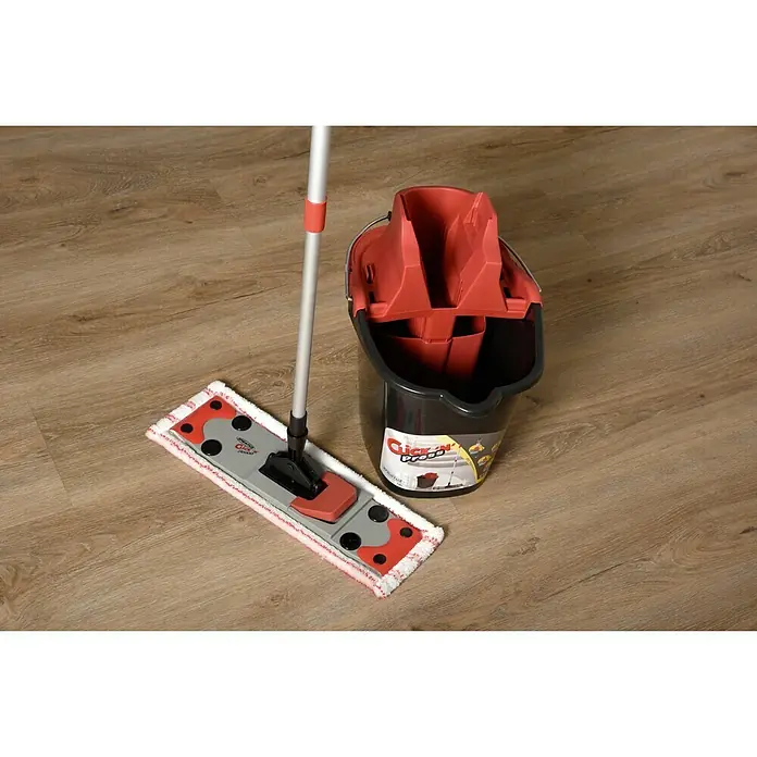 Sprintus Bodenwisch-Set Click N Press + Staubmop - 12 l, 5 -tlg., Materialzusammensetzung Bezug: 80 % Mikrofaser, 20 % weiche Abrasivborsten - Ein Click N Press Mopp-Set mit grauem Eimer und rotem Auswringer steht auf einem Holzboden.