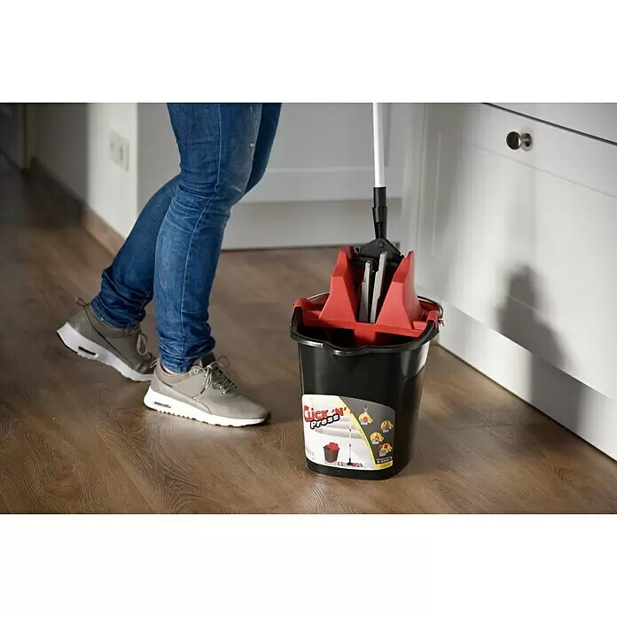 Sprintus Bodenwisch-Set Click N Press + Staubmop - 12 l, 5 -tlg., Materialzusammensetzung Bezug: 80 % Mikrofaser, 20 % weiche Abrasivborsten - Anwendungsbeispiel