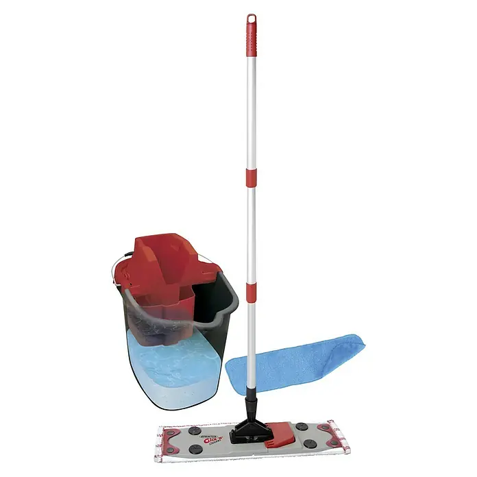 Sprintus Bodenwisch-Set Click N Press + Staubmop - 12 l, 5 -tlg., Materialzusammensetzung Bezug: 80 % Mikrofaser, 20 % weiche Abrasivborsten - Das Bild zeigt ein Sprintus Click 'N' Press Wischsystem mit Eimer, Wischer und blauem Mikrofaserbezug vor schwarzem Hintergrund.