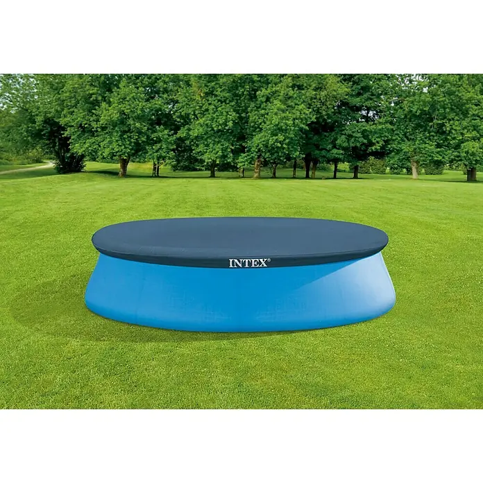 Intex Cubierta de piscina Easy Set - Diámetro: 305 cm, Plástico - La imagen muestra una cubierta de piscina Intex colocada en una piscina azul al aire libre. La cubierta es de color gris oscuro y protege la piscina de la suciedad.