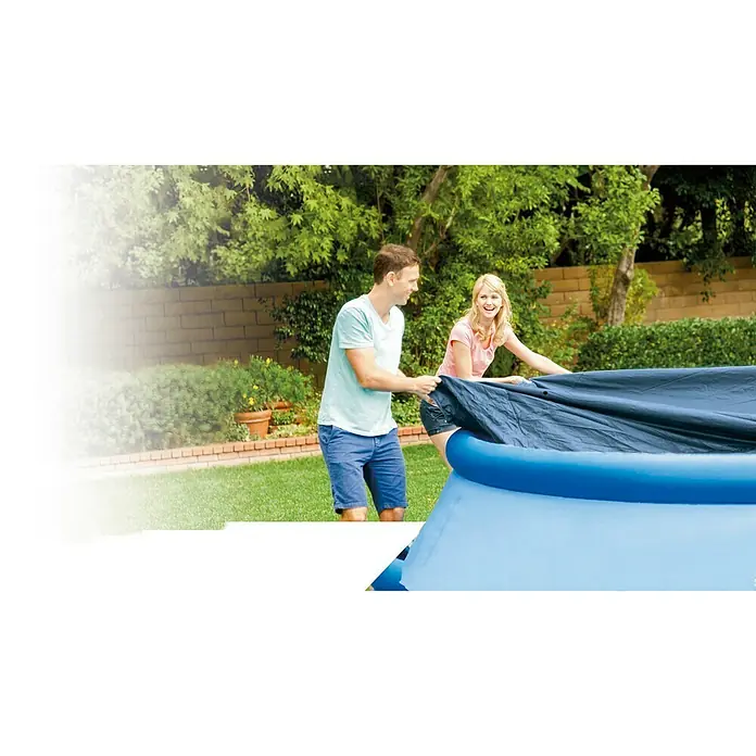 Intex Cubierta de piscina Easy Set - Diámetro: 305 cm, Plástico - Una pareja colocando una cubierta de piscina azul sobre una piscina inflable azul en el patio trasero para mantenerla limpia y lista para usar.