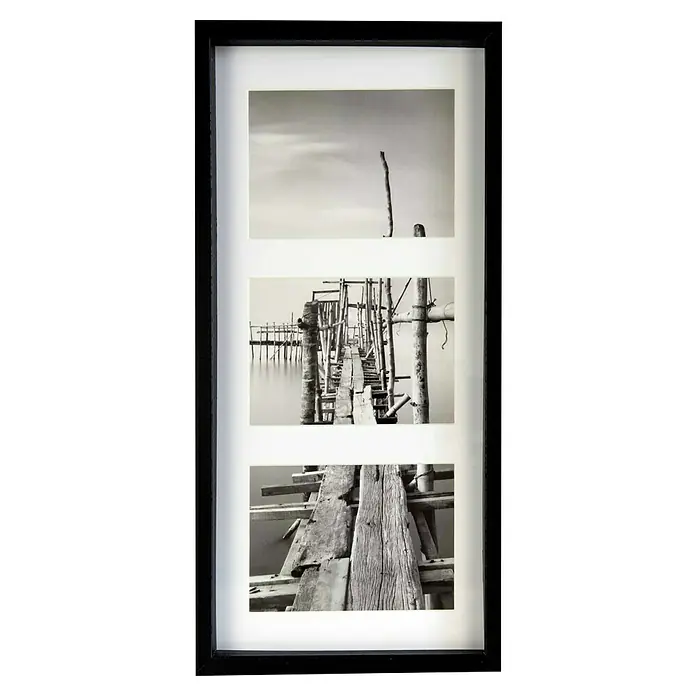 Accent Collagerahmen Aura - Anzahl Fotoplatzhalter: 3 Stk., Schwarz, Holz - Das gerahmte Kunstwerk zeigt drei Schwarz-Weiß-Fotografien eines Holzstegs, der sich ins Wasser erstreckt, in einem eleganten schwarzen Rahmen.