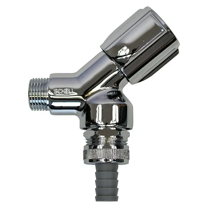 Schell Geräteanschlussventil Comfort - ½″/¾″, Verchromt - Nahaufnahme eines Schell Eckventils mit Schlauchanschluss, glänzend verchromt, ideal für den Einsatz in Sanitäranlagen, um Wasserzufuhr zu regulieren.