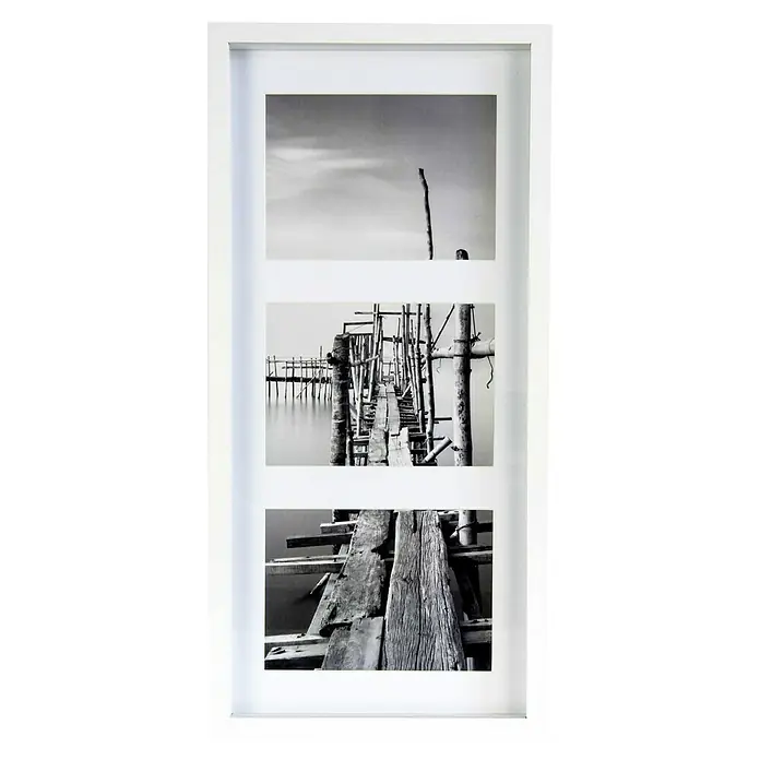Accent Collagerahmen Aura - Anzahl Fotoplatzhalter: 3 Stk., Weiß, Holz - Das gerahmte Kunstwerk zeigt drei Schwarz-Weiß-Fotografien von Holzstegen im Wasser, die übereinander angeordnet sind und einen visuellen Rhythmus erzeugen.