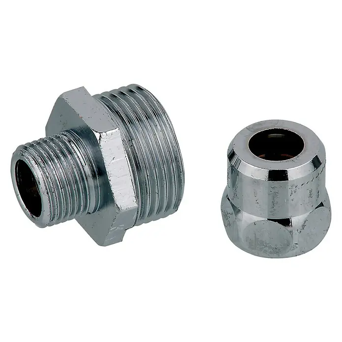 Quetschverschraubung - ¾″ x 10 mm, Verchromt - Nahaufnahme von zwei verchromten Sanitärarmaturen, einem Gewindenippel und einer Überwurfmutter, auf schwarzem Hintergrund.