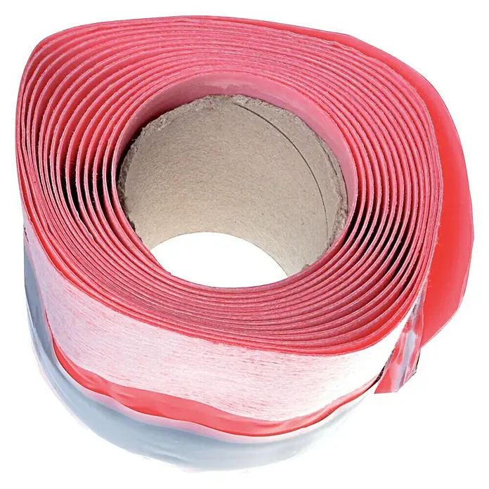 Wannenfugenband - 2,7 m x 7,5 cm, Geeignet für: Duschwannen - Nahaufnahme einer Rolle roten Trassierbandes mit einem Pappkern, das für Markierungszwecke verwendet wird.