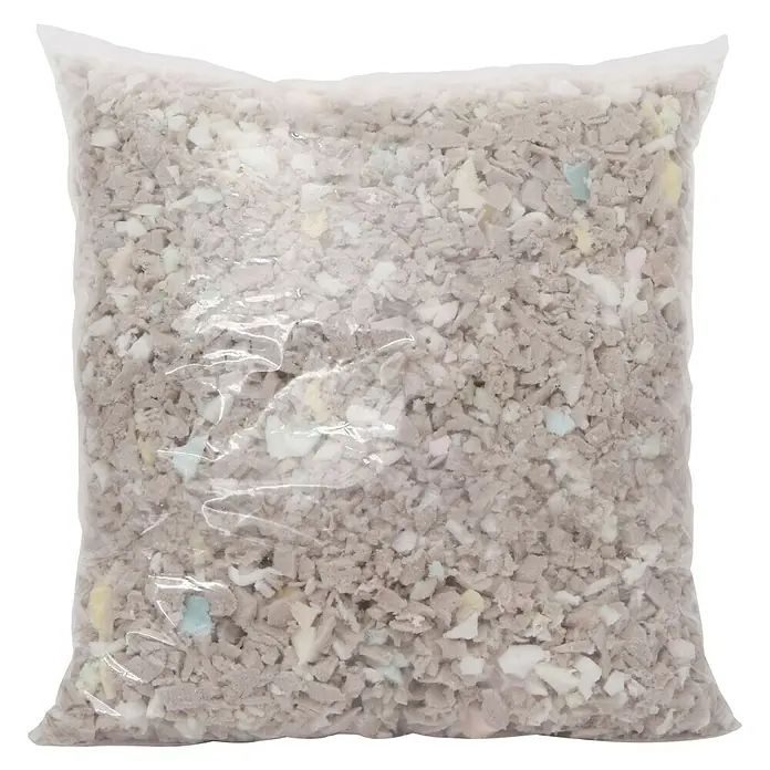 Schaumstoffflocken - PU-Schaum, 500 g, Bunt - Ein durchsichtiger Beutel gefüllt mit zerkleinertem Memory-Schaumstoff, ideal für Kissenfüllungen und Bastelarbeiten.