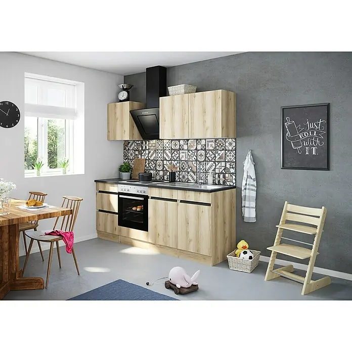 Optifit Singleküche Kaya - Breite: 210 cm, Braun, Farbe Dunstabzugshaube: Schwarz, Mit Elektrogeräten - Helle Holzküche mit stilvollen Fliesen, Dunstabzugshaube und Esstisch. Freundliche und moderne Kücheneinrichtung mit Spielzeug im Vordergrund.