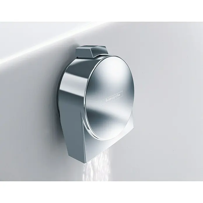 Hansgrohe Ausstattungs-Set Exafill S - 2 -tlg., Verchromt - Nahaufnahme eines modernen Hansgrohe Wasserhahns mit Wasserfluss, der die hochwertige Verarbeitung und das elegante Design hervorhebt.