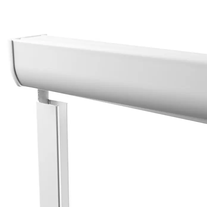 Expo Ambiente Seitenführung - 2 Stk., Passend für: Rollos mit Kassette (16 mm), Höhe: 175 cm - Nahaufnahme einer weißen Jalousie. Perfekt zur Beschattung und verleiht dem Raum einen modernen Touch.