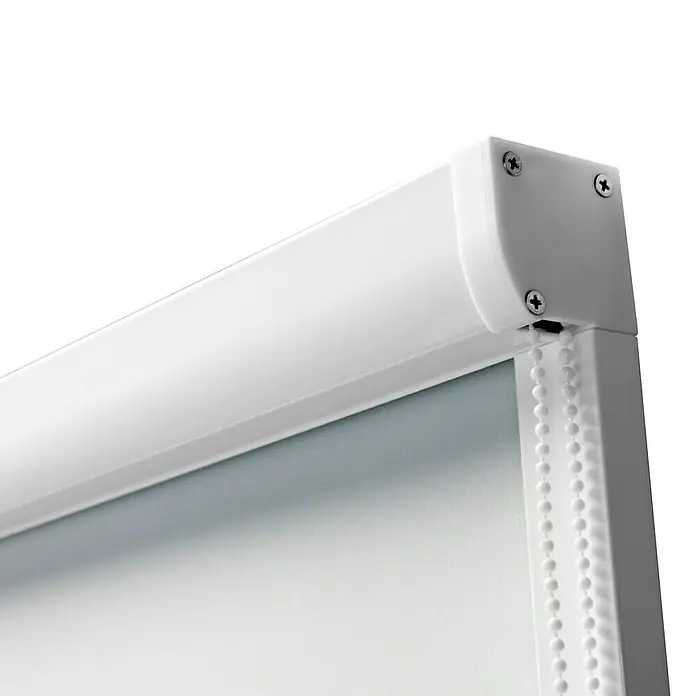 Expo Ambiente Seitenführung - 2 Stk., Passend für: Rollos mit Kassette (16 mm), Höhe: 175 cm - Detailaufnahme einer weißen Rollgardine, die die Befestigungsdetails und die Perlenkette zur Bedienung zeigt.