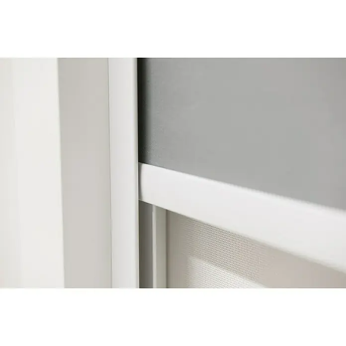 Expo Ambiente Seitenführung - 2 Stk., Passend für: Rollos mit Kassette (16 mm), Höhe: 175 cm - Nahaufnahme eines Rollladens, der in einem weißen Rahmen installiert ist, was einen sauberen und modernen Look erzeugt.