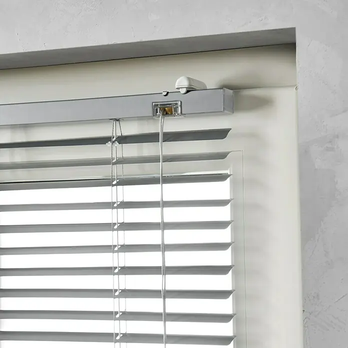 Expo Ambiente Klemmträger - 2 Stk., Geeignet für: Alu-Jalousien, Weiß - Nahaufnahme von grauen Jalousien in einem Fensterrahmen, die eine moderne und elegante Fensterdekoration zeigen.