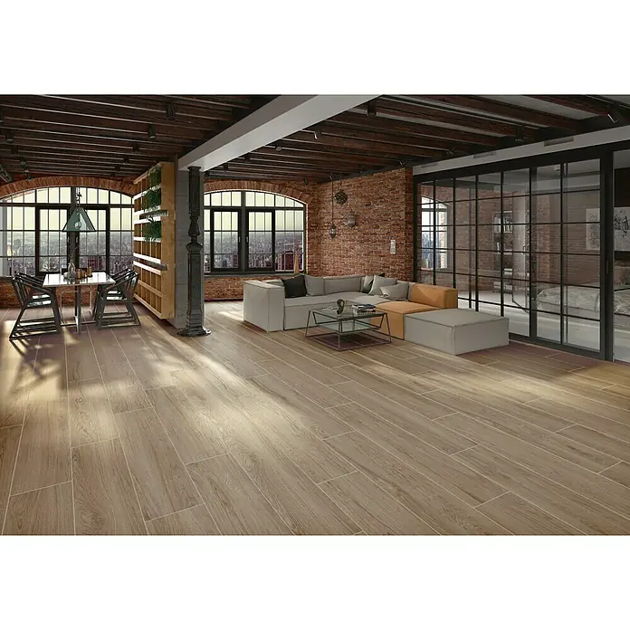 BHS Showroom Pavimento porcelánico Ninsba - 120 x 23 cm, Camel, Rectificado - Acogedor espacio habitable con elegantes baldosas para pisos con apariencia de madera. Las baldosas aportan calidez y textura a la habitación, siendo fáciles de mantener y duraderas.
