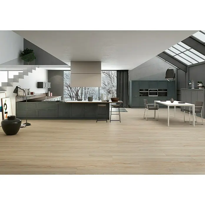 BHS Showroom Pavimento porcelánico Ninsba - 90 x 15 cm, Beige, Rectificado - Patrón de suelo de madera clara en un diseño de cocina moderno. El parquet irradia calidez y elegancia.