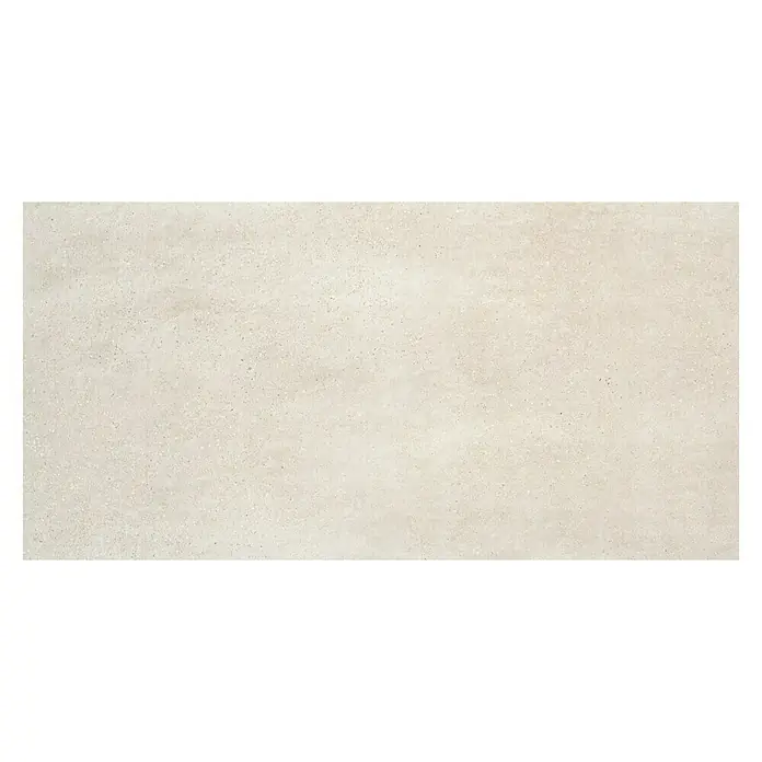 BHS Showroom Pavimento porcelánico Claire - 120 x 60 cm, Arena, Rectificado - Primer plano de una baldosa rectangular con una superficie moteada de color crema y una textura sutil, ideal para interiores modernos.