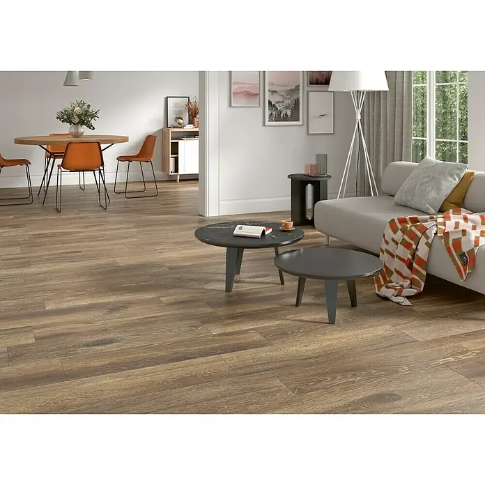 BHS Showroom Pavimento cerámico Sanford - 24 x 95 cm, Marrón - Acogedora sala de estar con piso de madera que irradia calidez y naturalidad. Los muebles y la decoración complementan la impresión general armoniosa.