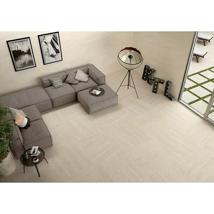 BHS Showroom Pavimento porcelánico Carleen - 75 x 37 cm, Arena, Rectificado - Esta imagen muestra una moderna baldosa de suelo en un color claro, perfecta para interiores contemporáneos. Esta baldosa aporta elegancia a cualquier espacio.