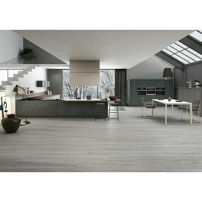 BHS Showroom Pavimento porcelánico Ninsba - 120 x 23 cm, Gris, Rectificado - Elegante cocina con suelos de madera gris: El diseño luminoso y el mobiliario moderno crean un ambiente acogedor para cocinar y reunirse.