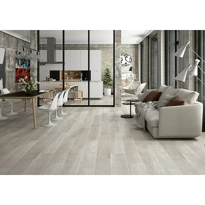 BHS Showroom Pavimento porcelánico Arhus - 120 x 23 cm, Gris, Rectificado - Interior elegante centrado en el pavimento de madera clara, que aporta calidez y estilo al espacio. El diseño minimalista acentúa la textura del suelo.