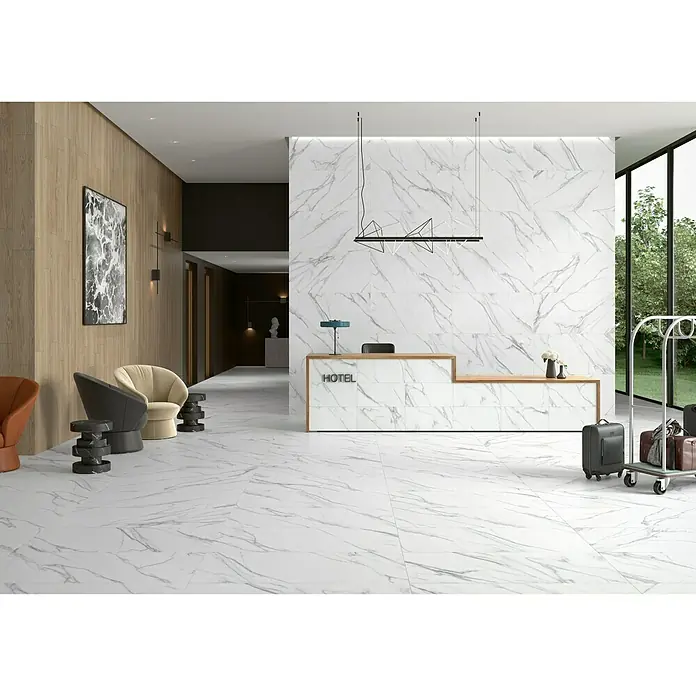 BHS Showroom Pavimento porcelánico Aston - 120 x 60 cm, Blanco, Rectificado - Elegante vestíbulo de hotel con suelo de mármol y zona de recepción. El diseño lujoso crea un ambiente acogedor para los huéspedes.