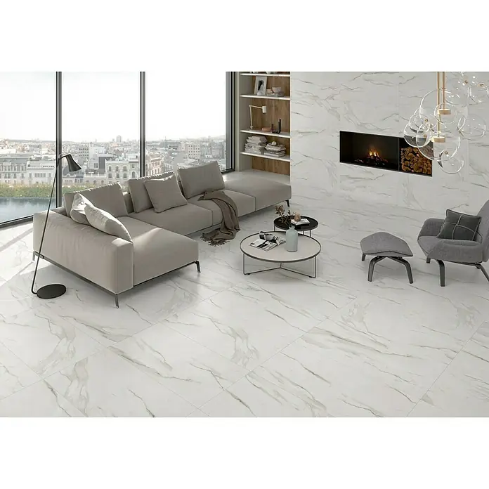 BHS Showroom Pavimento porcelánico Syros - 120 x 60 cm, Blanco, Rectificado - Elegante sala de estar con baldosas de mármol blanco, un sofá elegante y una chimenea moderna, creando un ambiente lujoso y acogedor.
