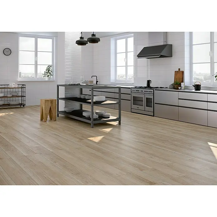 BHS Showroom Pavimento porcelánico Arhus - 120 x 23 cm, Paja, Rectificado - La imagen muestra una habitación luminosa con un pavimento de imitación de madera, que crea un ambiente cálido y acogedor.