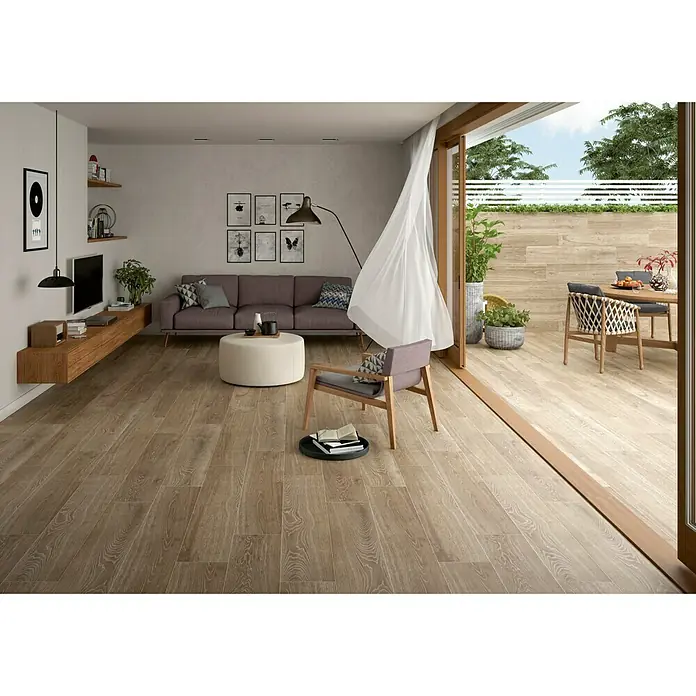 BHS Showroom Pavimento porcelánico Arhus - 120 x 23 cm, Tabaco, Mate, Rectificado - Acogedora sala de estar con suelo de madera, que crea un ambiente cálido y natural. El pavimento es elegante y fácil de mantener.