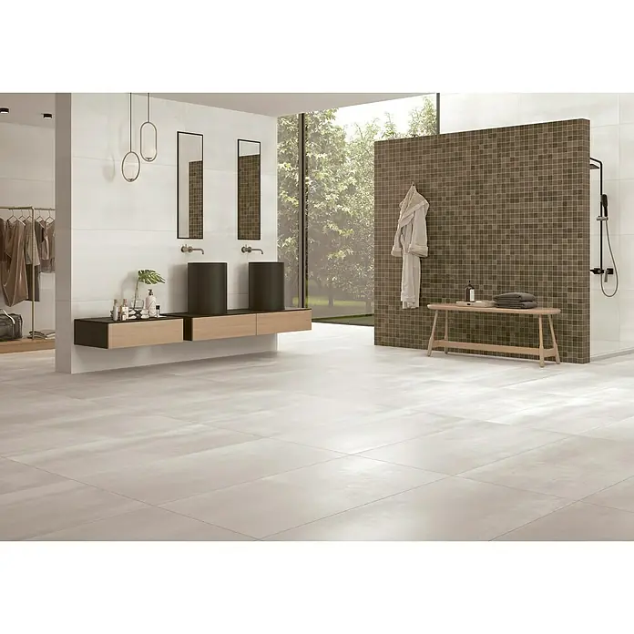 BHS Showroom Pavimento porcelánico Steel - 120 x 60 cm, Beige, Rectificado - Un baño con azulejos beige, un tocador con dos lavabos y una pared de mosaico con un banco.