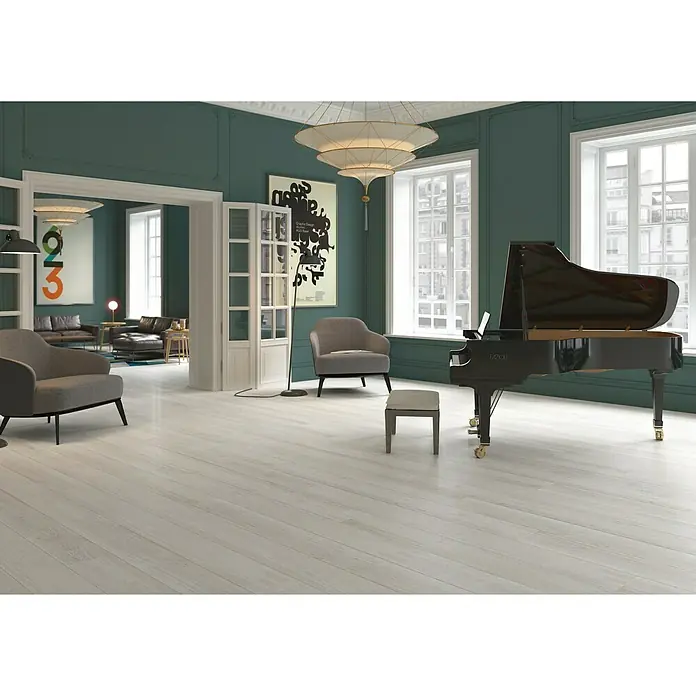 BHS Showroom Pavimento porcelánico Arhus - 120 x 23 cm, Blanco, Rectificado - Un interior elegante centrado en un piano de cola negro brillante sobre pisos de madera clara, complementado con muebles elegantes.