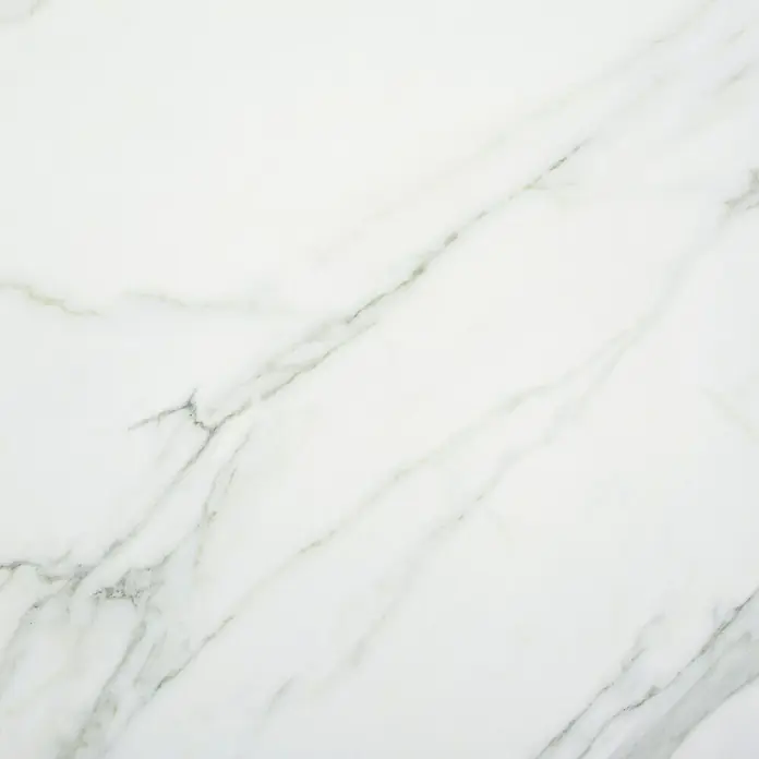 BHS Showroom Pavimento porcelánico Aston - 60 x 60 cm, Blanco, Rectificado - Primer plano de una baldosa de mármol blanco con sutiles vetas grises, ideal para suelos y revestimientos de pared elegantes.\n