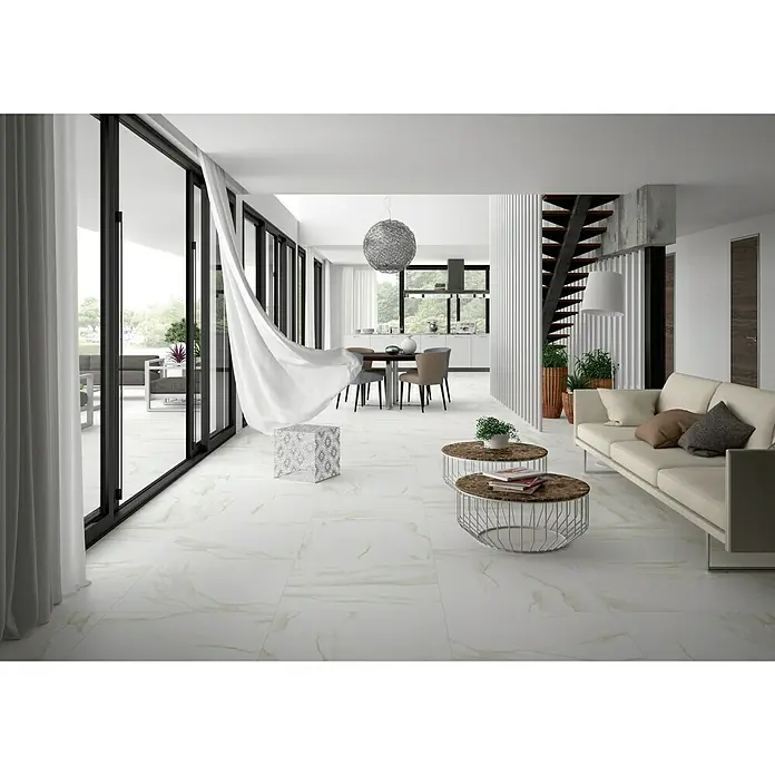 BHS Showroom Pavimento porcelánico Syros - 75 x 75 cm, Oro, Rectificado - Interior elegante con suelo de mármol claro, grandes ventanales y decoración moderna. El pavimento aporta un toque lujoso al espacio.