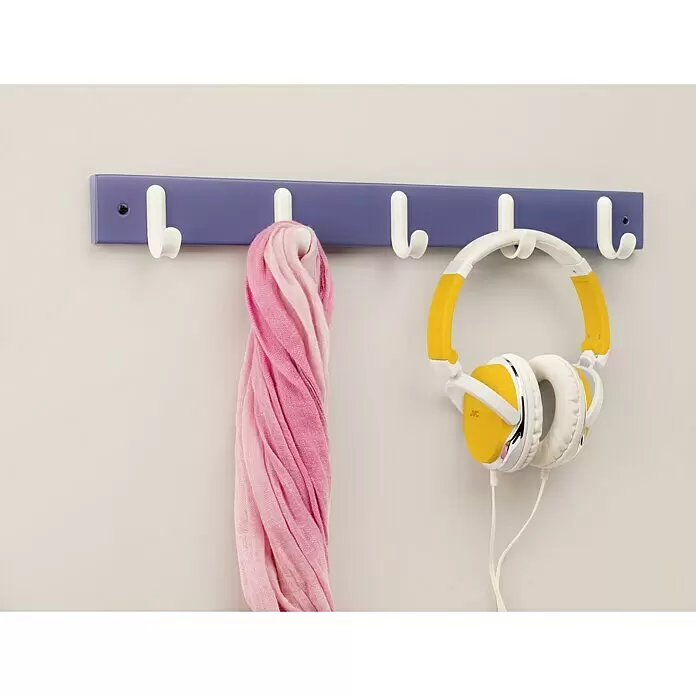 Inofix Perchero 3707 - L x An x Al: 488 x 6 x 52 cm, Madera, Blanco - Perchero de pared morado con ganchos blancos, sosteniendo una bufanda rosa y auriculares amarillos.