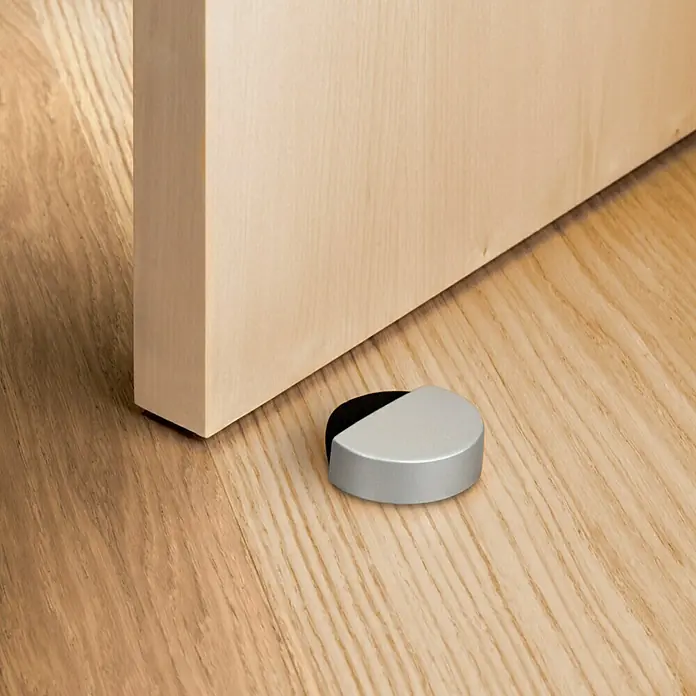 Inofix Tope de puerta 2027 6 uds. - Plástico, Cromo - Este tope de puerta moderno en plata y negro mantiene las puertas abiertas con estilo y protege las paredes de daños.