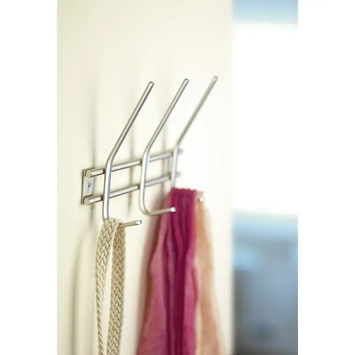 Inofix Perchero 3718 - L x An x Al: 220 x 150 x 68 mm, Acero inoxidable, Plateado - Perchero de pared con tres ganchos, mostrando un cinturón trenzado y una bufanda rosa. Solución de almacenamiento elegante.