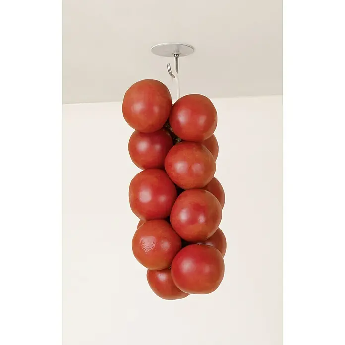 Inofix Colgador adhesivo 2176 - Acero inoxidable, Plata - Esta imagen muestra una decoración de tomates colgante que está sujeta a un techo con un gancho. Perfecto para cocinas rústicas.