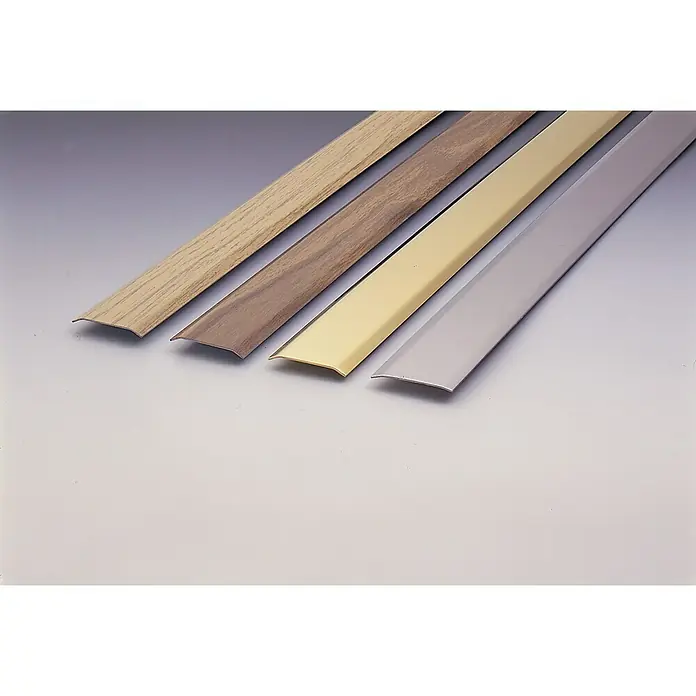 Inofix Perfil de transición 2125-1- - Efecto de acero inoxidable, L x An x Al: 985 x 30 x 2 mm, Pegado - Primer plano de cuatro perfiles de transición de suelo con aspecto de madera y metal, ideales para espacios habitables elegantes.
