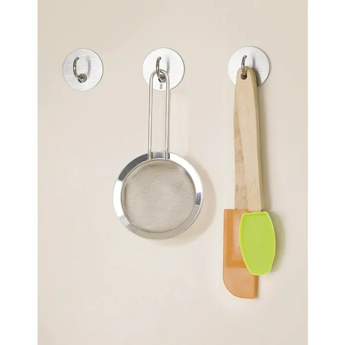 Inofix Colgador adhesivo 2176 - Acero inoxidable, Plata - Utensilios de cocina, como un colador y una espátula, cuelgan de ganchos de pared. Estas herramientas están disponibles y bien guardadas.