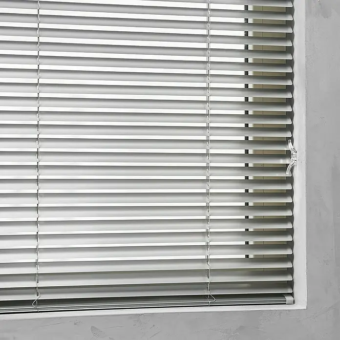 Zubehör-Set für Alu-Jalousien - 10 -tlg., Transparent - Nahaufnahme einer Fensterjalousie mit horizontalen Lamellen in einem modernen Interieur, die für Privatsphäre und Lichtkontrolle sorgt.