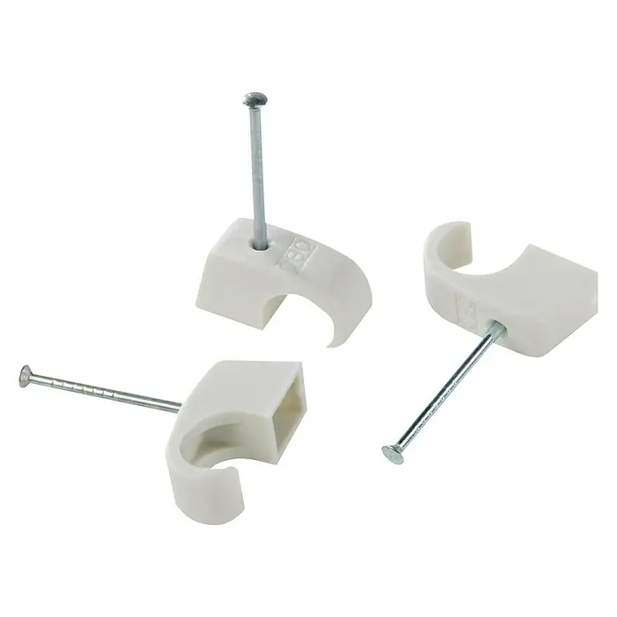 OBO Nagelschelle - 10 mm - 14 mm, 40 mm, 100 Stk., Weiß - Drei weiße Kabelklemmen mit Nägeln auf schwarzem Hintergrund. Ideal für die ordentliche Kabelführung im Haus.